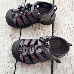 KEEN Newport H2 Kids Sandals Size 13 Gray Black Outdoor Water Shoes
